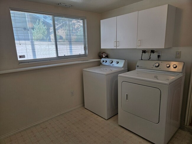 Building Photo - Beautiful 3 Bedroom/2.5 Bathroom in Midvale