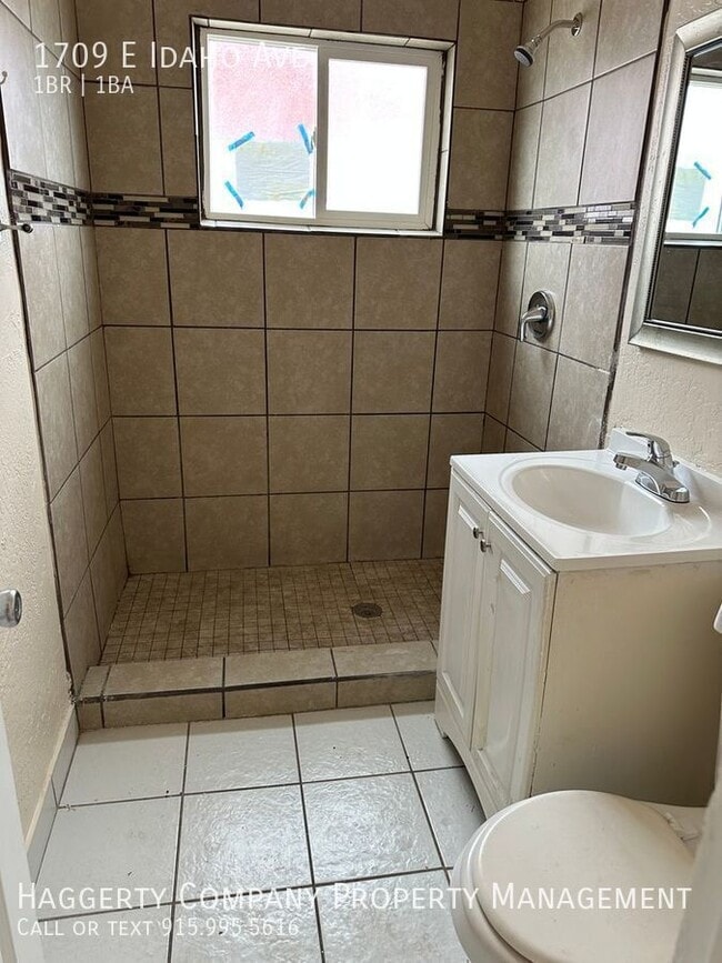 Building Photo - 1709 E Idaho Ave