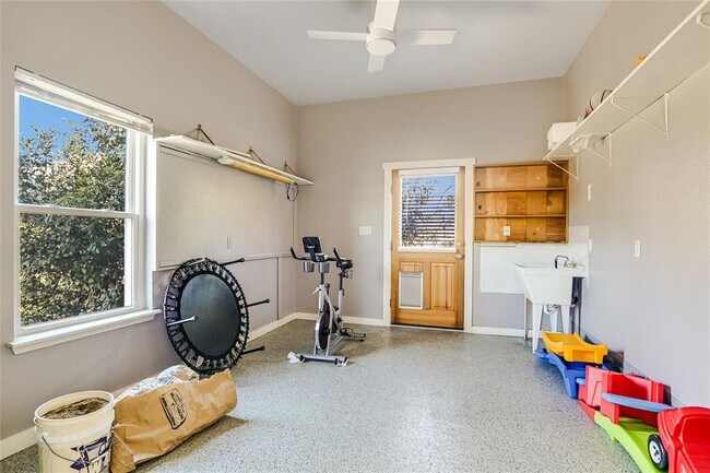 Building Photo - 945 Wesley Ridge Dr