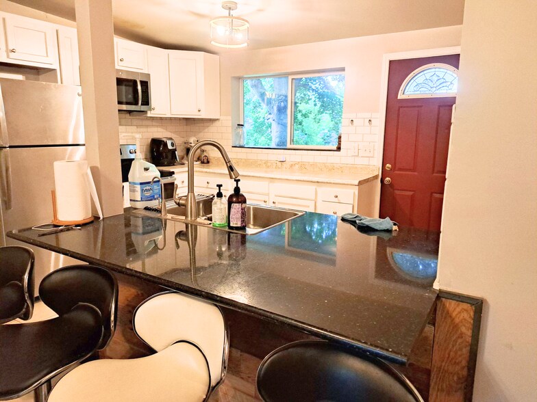 Building Photo - 671 W Clark Rd