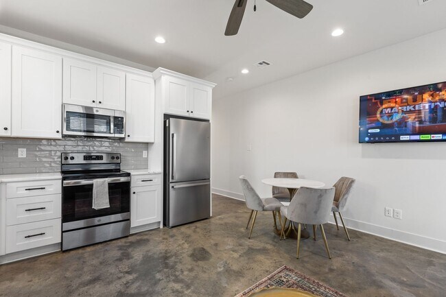 Building Photo - 500 Highland Oaks Ln