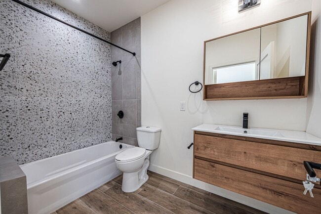 Building Photo - Modern Upstairs 3-Bed/2-Bath at 4222 – Two...