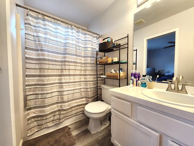 Building Photo - 5810 N Loraine St