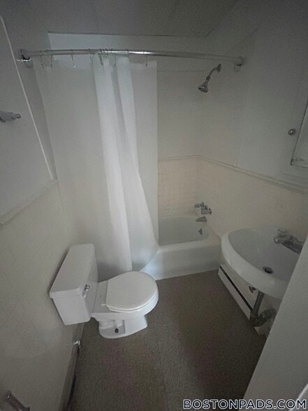 Building Photo - 405 Beacon St