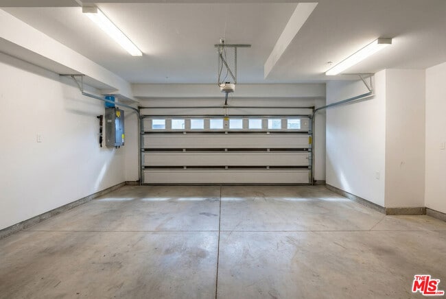 Building Photo - 5053 Echo St