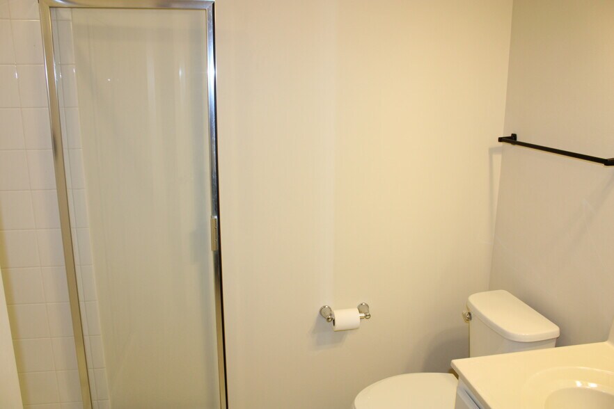 Building Photo - 829 Jarrett Ln