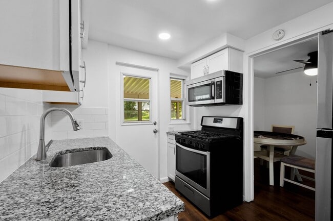 Building Photo - Stunning 2 bedroom home in Dormont availab...