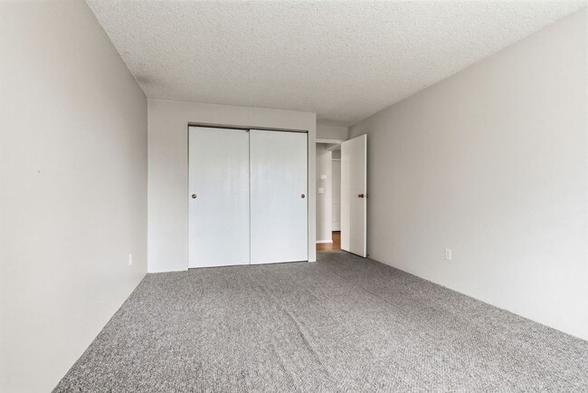 Building Photo - 6121 E 6th Ave