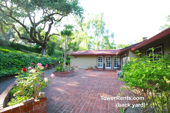 Building Photo - Santa Rosa: 3 bedroom, 2 1/2 bath Home wit...