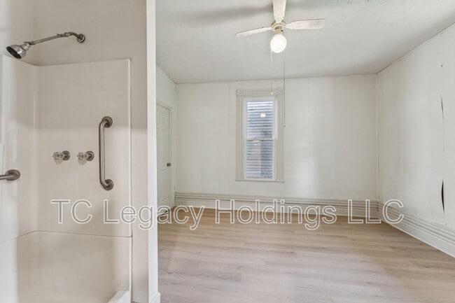 Building Photo - 907 Floral Ave