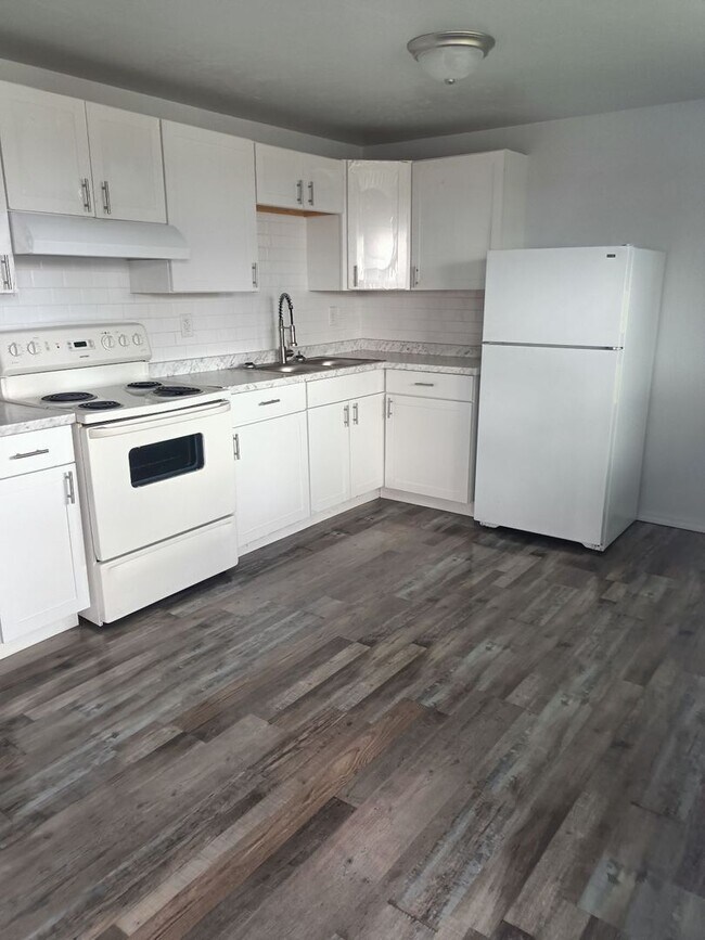Building Photo - Newly remodeled 2 bed apartment ready for move in