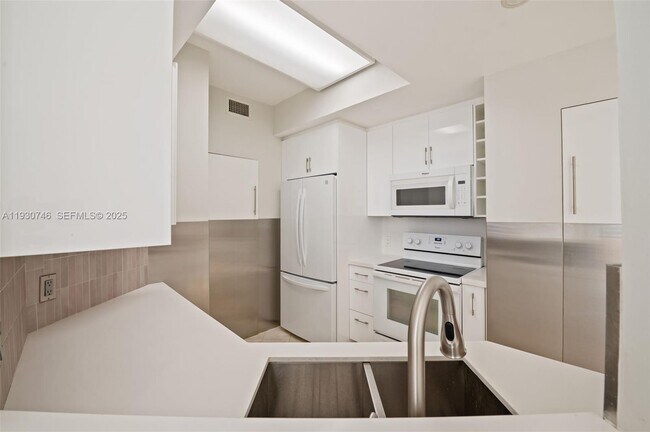 Building Photo - 888 Brickell Key Dr