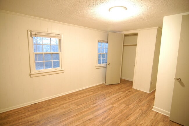 Building Photo - Cottage Style Home Super Close to Downtown!