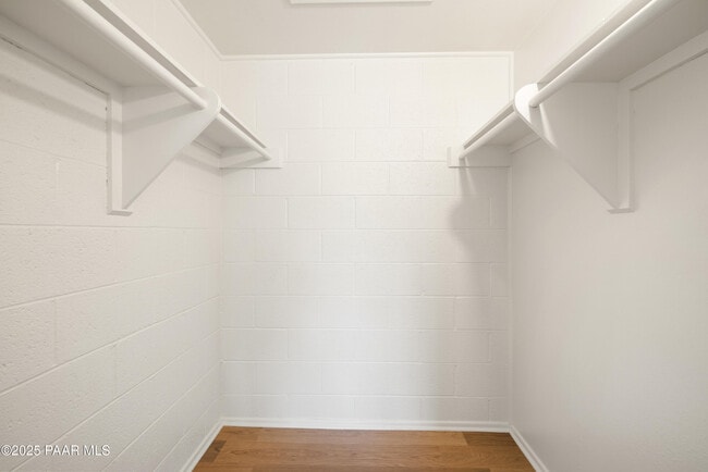 Building Photo - 340 Country Club Cir