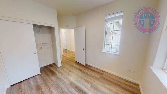 Building Photo - Updated Beatiful Townhome! Large open Kitc...