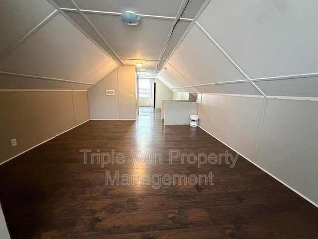 Building Photo - 8664 Belhaven Dr