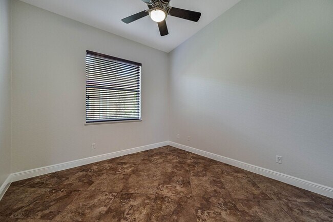Building Photo - ** Immaculate,  3 Bed/2 Bath Lake Front Pool Home in Naples ~ Available NOW**