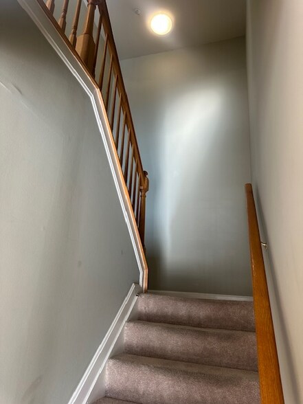 Building Photo - 943 Hillside Lake Terrace