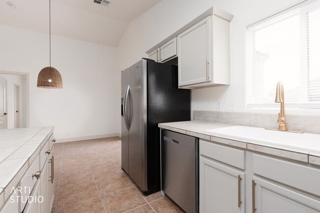 Building Photo - Beautifully Renovated 3-bedroom, 2-bathroom Home With 2-Car Garage in Beaver Dam, AZ!