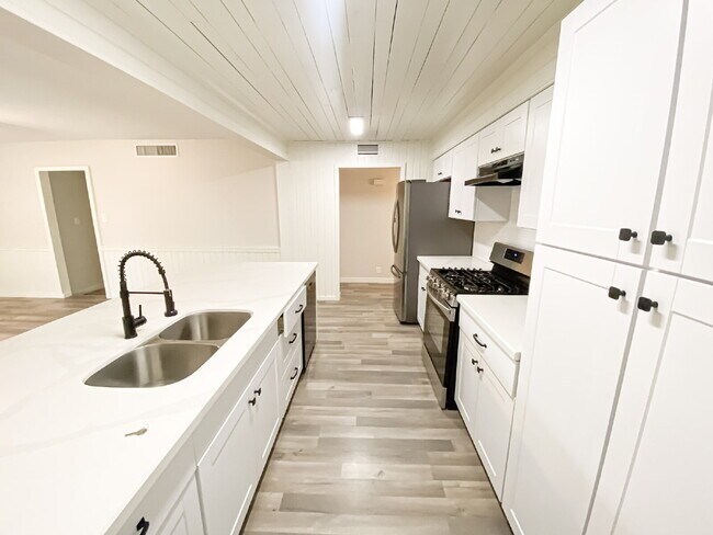 Building Photo - 21 E Alameda Dr