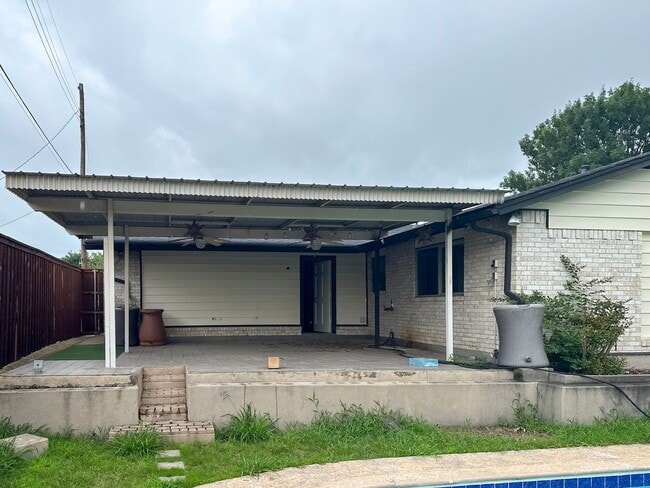 Building Photo - 3 Bedroom / 2 Bath / 2 Car Garage w/ a POOL!