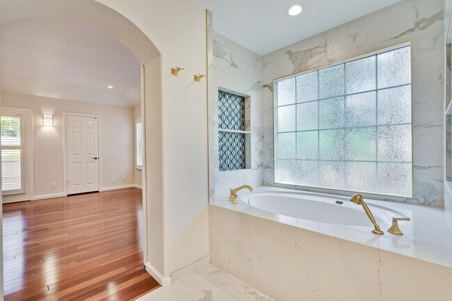 Building Photo - Beautiful and spacious 3 bedroom 2.5 bath ...