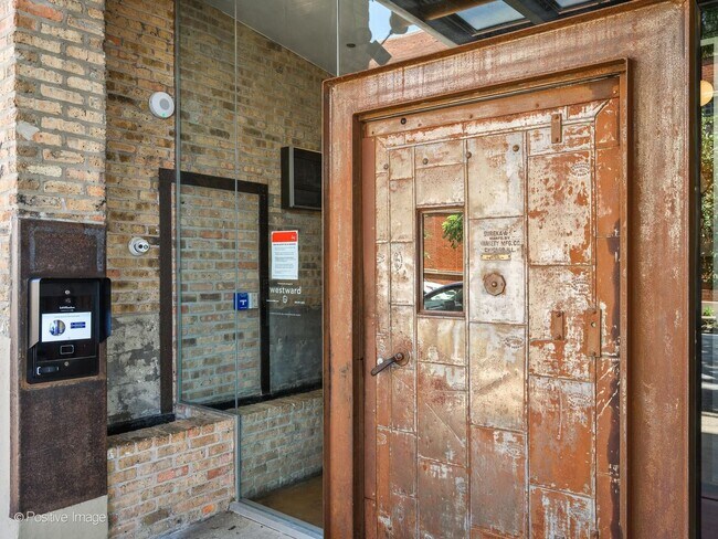 Building Photo - 2545 S Dearborn St