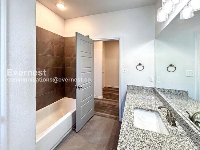 Building Photo - Limited Time Special Offer / 3 Bed/2 Bath Home with Garage / Pet-Friendly / Available Now!