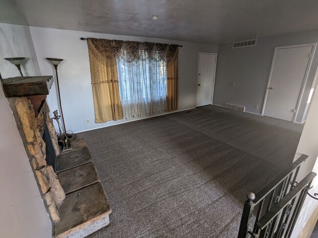 Building Photo - Single family home in Sandy, 4 bed 2 bath,...