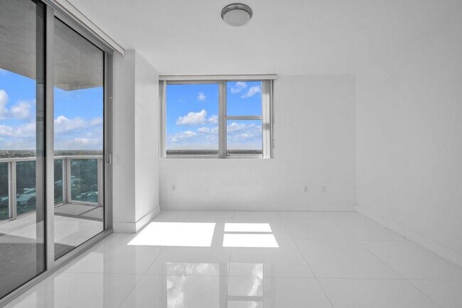 Building Photo - 2641 N Flamingo Rd