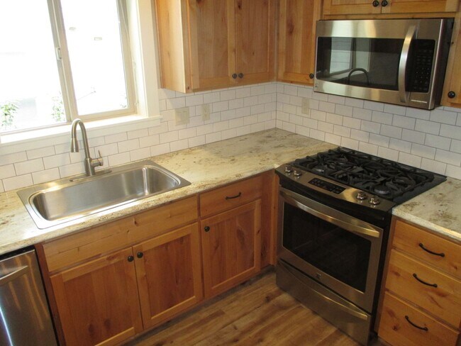 Building Photo - Beautiful Three Bedroom Duplex in South Salem