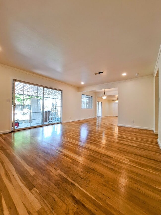 Building Photo - Beautifully Remodeled 3bd Single Story House With Bonus Room & Storage Space!