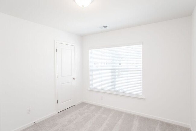 Building Photo - Beautifully designed 3-bedroom, 2.5-bath e...