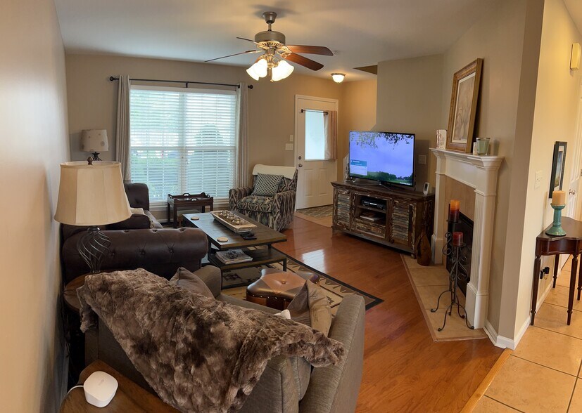 Building Photo - 4002 Sweetwater Dr