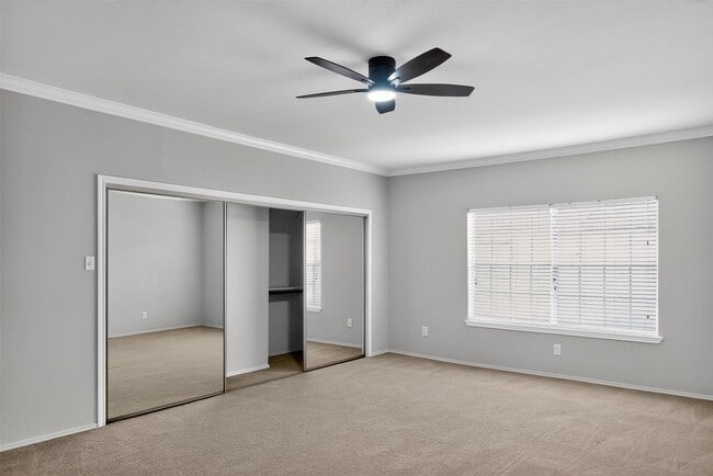 Building Photo - 562 Wilcrest Dr