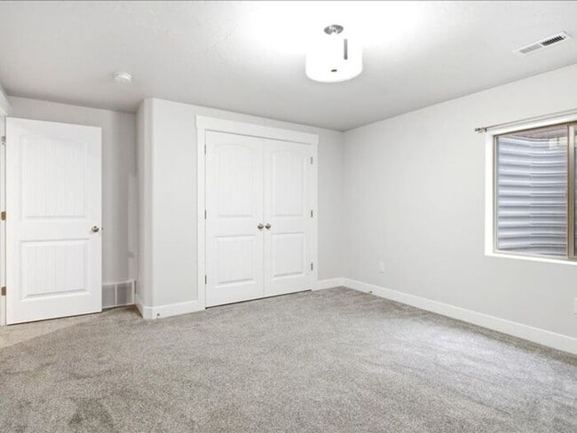 Building Photo - S Jordan-Beautiful 5 bed 3 bath family home