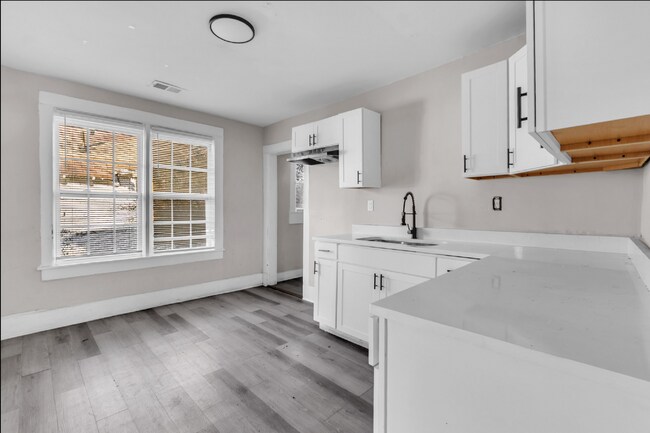 Building Photo - Charming 3-Bedroom/2-Bath Home in Parkway Village|Section 8 Welcome| Available Now!