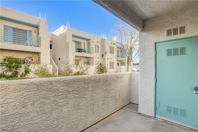 Building Photo - 7100 W Pirates Cove Rd