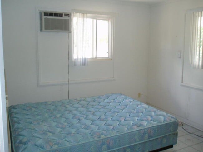 Building Photo - 3 bed/1.5 bath with large yard.