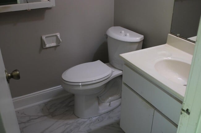 Building Photo - 5116 Chantilly Dr