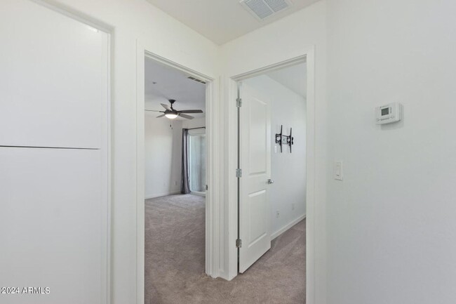 Building Photo - Gorgeous townhome in a great location!!