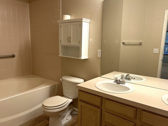 Building Photo - Comfortable 2 Bed 2 Bath Ground-Level Condo in Fort Collins