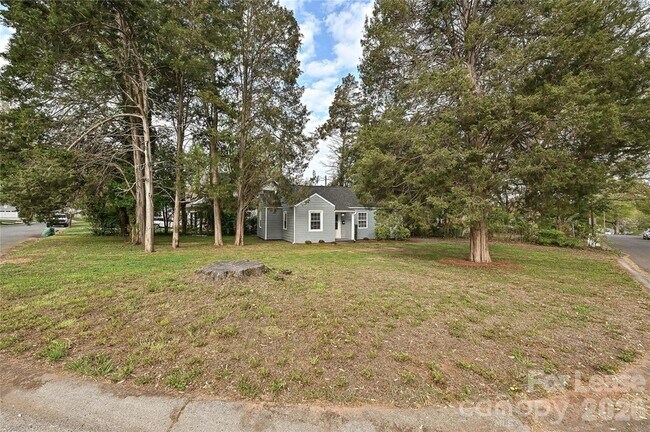 Building Photo - 301 Seldon Dr