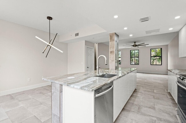 Building Photo - 672 Fern St