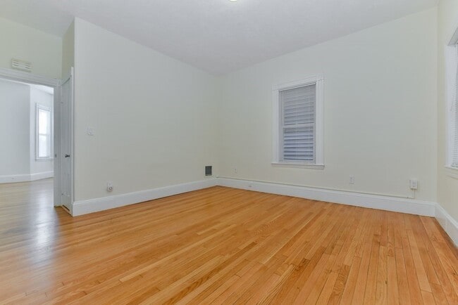 Building Photo - 458 E 7th St