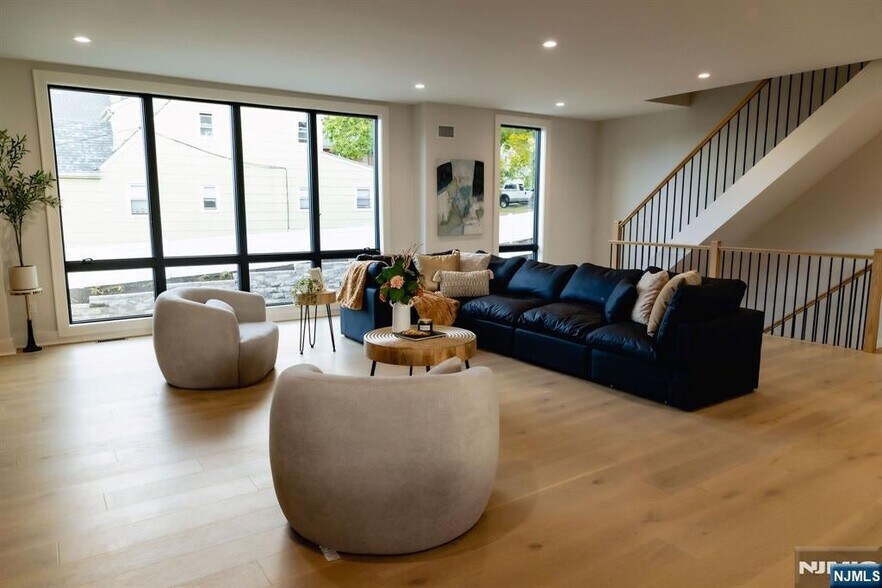 Building Photo - 401 Grand Ave