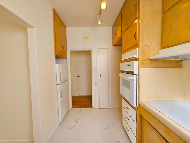 Building Photo - Marina: Bright Top Floor 1 Bed 1 Bath with...