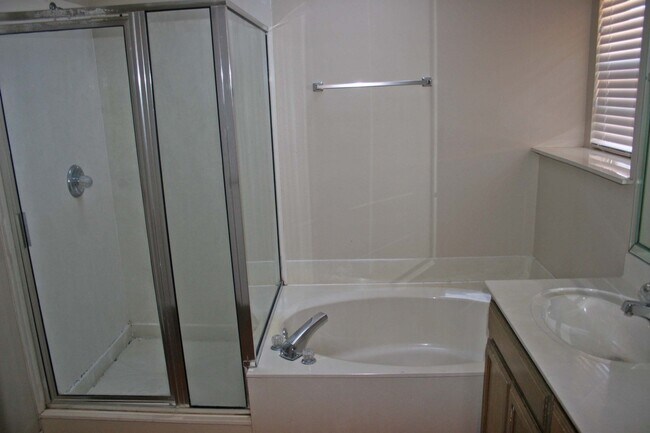 Primary Photo - Nice 3 Bdrm 2 Bath Home in Denton Tx