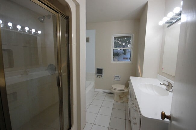 Building Photo - 3 Bedroom 2 Bathroom 2 Stall Attached Garage - Boone Iowa