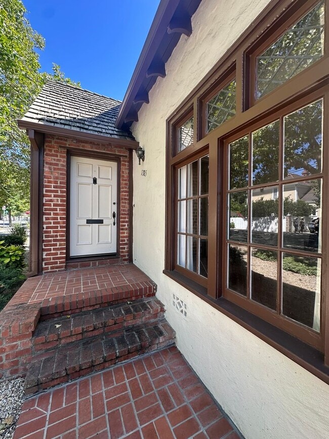 Building Photo - 49-1405